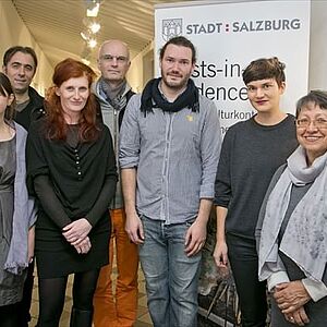 Gruppenfoto der Künstler*innen in den Ausstellungsräumlichkeiten.