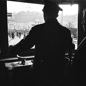 Schwarz-Weiss Fotografie von der gelben elektrische Strassenbahn im Jahre 1940.