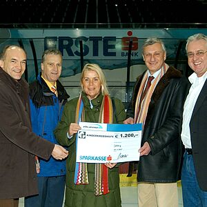Eisarena-Scheck an Kinderkrebshilfe