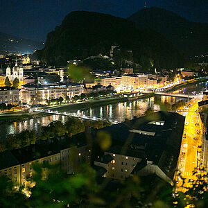 Angestrahlte Neustadt mit Salzach: