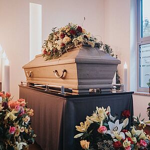 Die Trauerhalle in Aigen, geschmückt mit vielen Blumen.