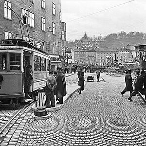 Schwarz-Weiss Fotografie von gelben elektrische Strassenbahn im Jahre 1940.
