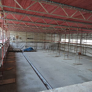Großes Becken in der Halle: