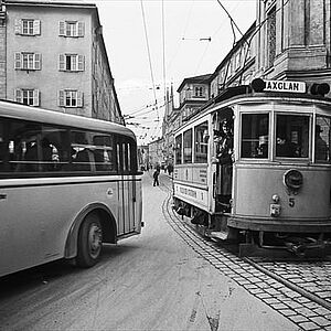 Schwarz-Weiss Fotografie von der gelben elektrischen Strassenbahn im Jahre 1940.