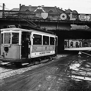 Schwarz-Weiss Fotografie von der gelben elektrischen Strassenbahn im Jahre 1940.