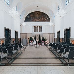 Die Aussegnungshalle am Kommunalfriedhof von Innen.