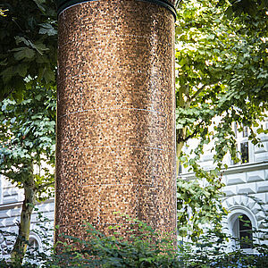 Das Werk names auch Kleinvieh macht Glanz von Matthias Krinzinger auf einer Litfaßsäule.