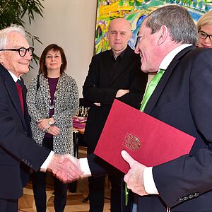 Stadtsiegel in Gold für Prof. Ernst Wangermann