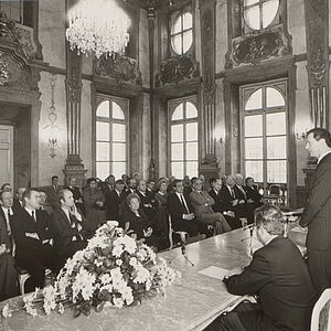 Schwarz-Weiß Foto der Festgäste während der Ansprache des Bürgermeisters Reschen
