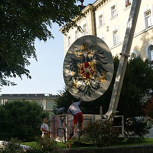 Seniorenheim Hellbrunn mit restauriertem Wappen