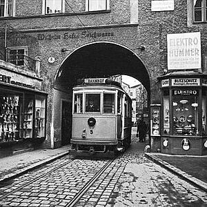 Schwarz-Weiss Fotografie von der gelben elektrischen Strassenbahn im Jahre 1940.