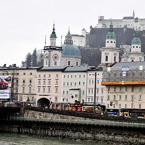 Fassadenwerbung am Rathaus: