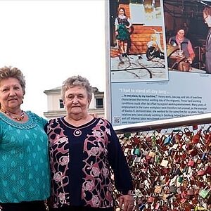 Slavica R. mit Tochter Ruža T. auf der Wissensbrücke