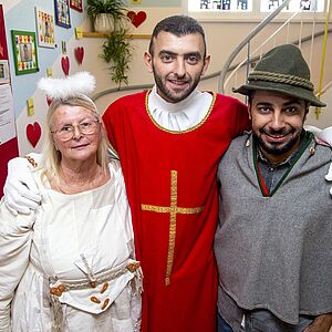 Flüchtlinge als Nikolaus und Knecht Ruprecht.