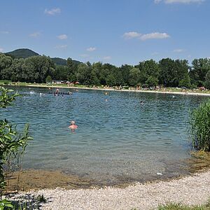 Das Erholungsgebiet am Lieferinger Badesee umgeben von der Natur