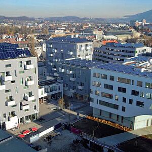 Luftbild vom Dach des Areal Stadtwerk Lehen mit Blickrichtung ueber die Dachlandschaft der Wohngebaeude Richtung Sueden