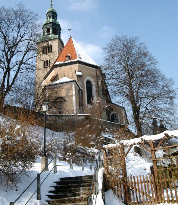Der Aufgang zur Müllnerkirche umgeben von Schnee.