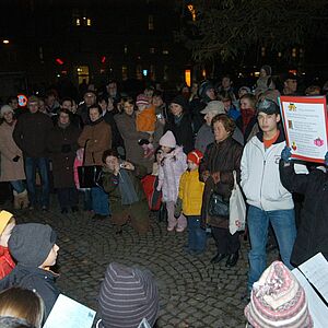 Kinder singen unterm Weihnachtsbaum