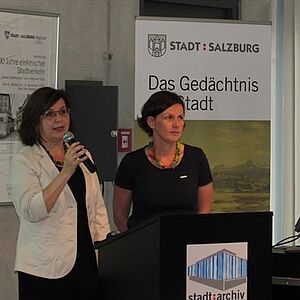 Projektleiterin Sabine Veits-Falk und Projektmitarbeiterin Silvia Panzl-Schmoller praesentieren das Migrationsarchiv.