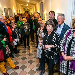 Andrang bei der Vernissage am Mozartplatz 5