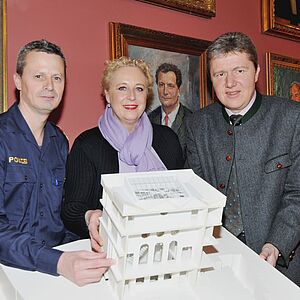 Mit Modell Rathaus neu: