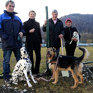 Erster Zaunpfahl für Hundefreilaufwiese steht