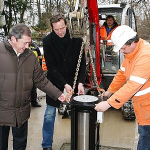 Der erste Poller wird versenkt