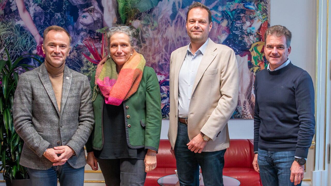 Bestellt: Im Bild: Bürgermeister Bernhard Auinger (Salzburg), Bürgermeisterin Gabriella Gehmacher-Leitner (Anif), Geschäftsführer Martin Floss und Bürgermeister Matthias Herbst (Elsbethen)