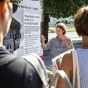 Dagmar Aigner (Kultur Stadt Salzburg) begrüßte vor dem Digitalen City-Light beim Rotkreuz-Parkplatz.