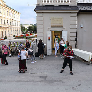 Foto vor dem Museumspavillon bei der Ausstellungseröffnung