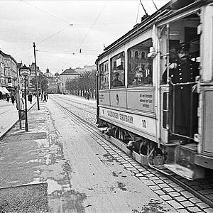 Schwarz-Weiss Fotografie von gelben elektrischen Strassenbahn im Jahre 1940.