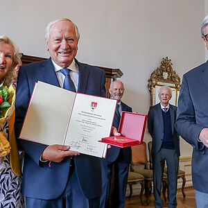 Bgm. Preuner überreicht Stadtsiegel in Gold
