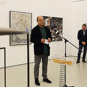 Foto von Wolfgang Maritsch bei der Ausstellungseröffnung