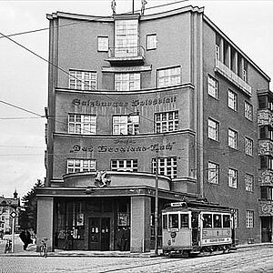 Schwarz-Weiss Fotografie von der gelben elektrischen Strassenbahn im Jahre 1940.