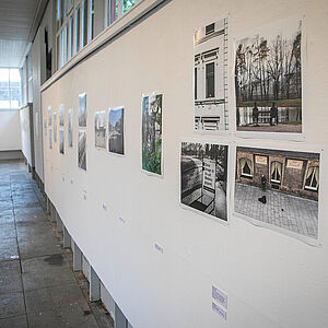 Leerer Ausstellungsraum im Holzpavillon mit den Fotografien an den Wänden.