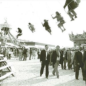 Schwarz-Weiss Fotografie der Salzburger Dult im Austellungszentrum im Jahre 1975.