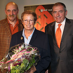 Berta Schmidberger mit Bürgersmeister Heinz Schaden und Vortragendem Gert Kerschbaumer.