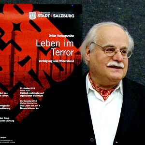Hans Haas haelt eine Vortragreihe zum "Leben im Terror" und spricht ueber politisch motivierten Widerstand gegen die Nazi-Herrschaft von 1938 bis 1945