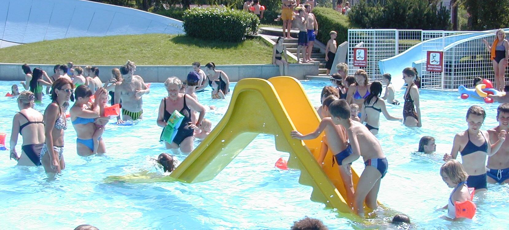 Freibad im Hochsommer sehr gut besucht freibad im Hochsommer sehr gut besucht