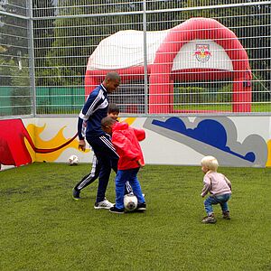 „A Guckerl, a Scheiberl, a Tor“...