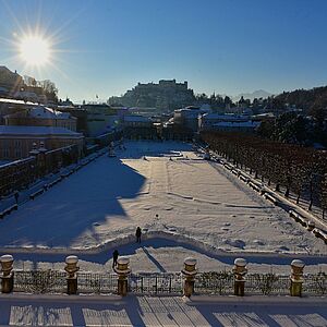 Der schneebedeckte Mirabellgarten unter der Wintersonne