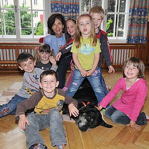 Partnerhund besuchte Kindergarten