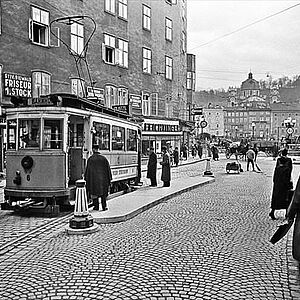 Schwarz-Weiss Fotografie von der gelben elektrischen Strassenbahn im Jahre 1940.