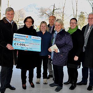 Scheckübergabe an Kinderkrebshilfe