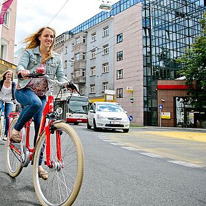Radfahrerinnen im Kreisverkehr Markus-Sittikus-Straße