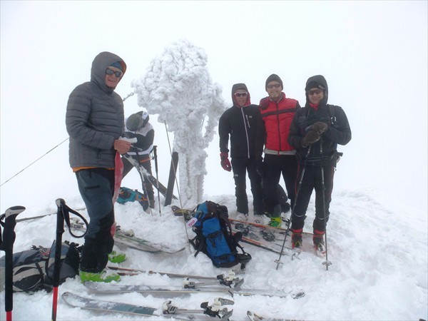 Gipfelkreuz in Schnee verpackt
