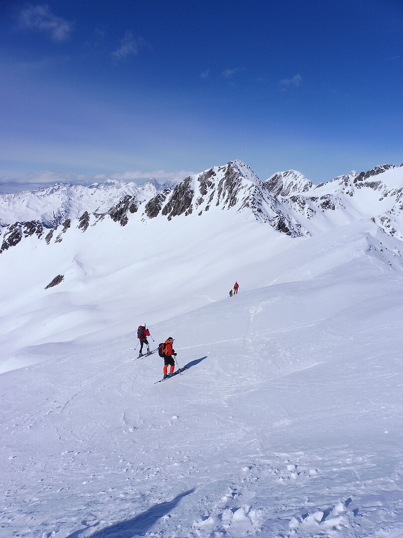 Blick vom Gipfel hinunter auf die Abfahrt 