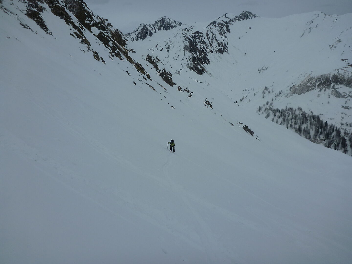 verschneite Berglandschaft - Tourengeher beim Aufstieg