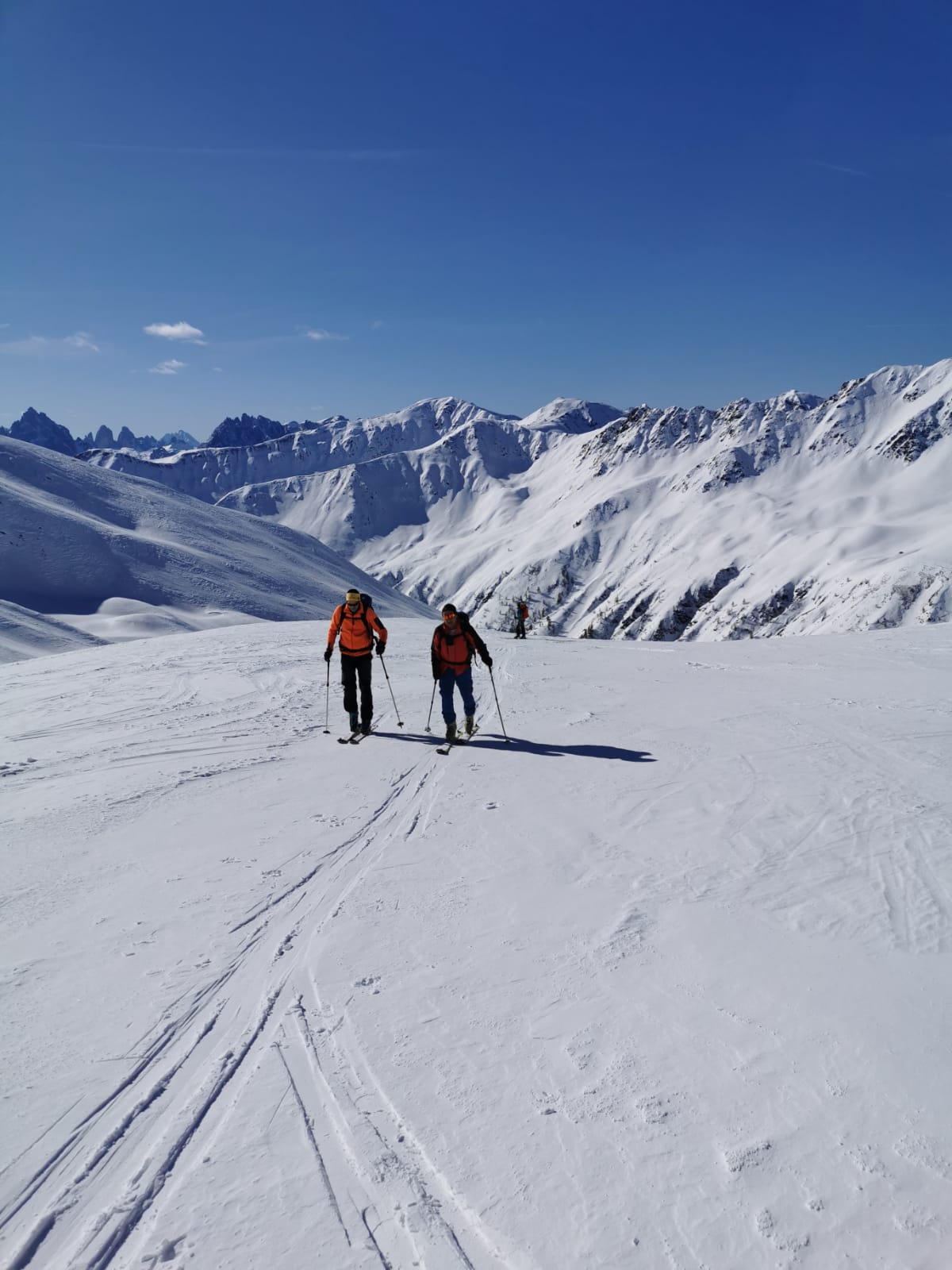verschneite Berglandschaft - Tourengeher beim Aufstieg