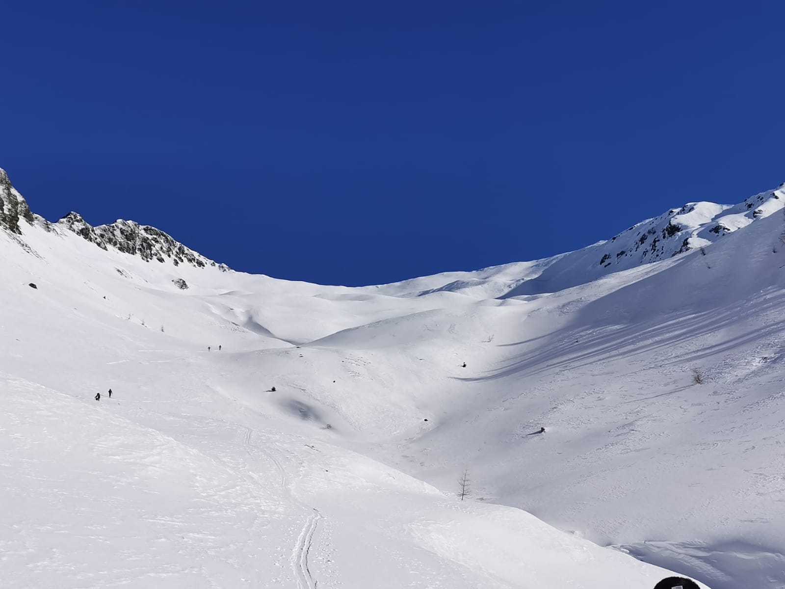 verschneite Berglandschaft - Tourengeher beim Aufstieg